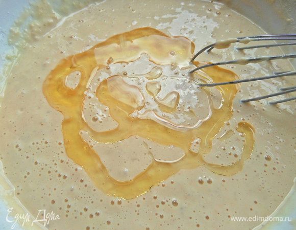 Влить оливковое масло.