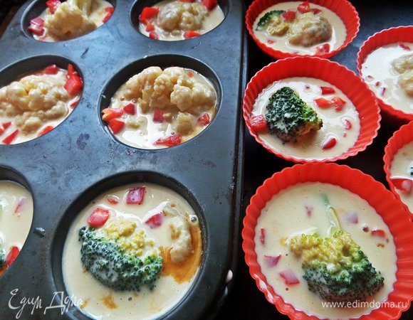 Заполнить жидким блинным тестом не до самого края. Примерно по 3-4 ложки теста. Поставить в духовку на 180°С.