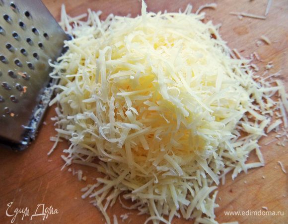 Натереть заранее сыр мелко.