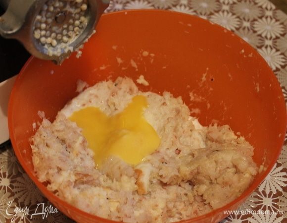 Одну головку лука нарежьте мелким кубиком и обжарьте на сливочном масле до прозрачности.
Рыбное филе вместе с обжаренным луком пропустите через мясорубку. Ломтики батона залейте молоком заблаговременно, размокший хлеб раскрошите, добавляя к рыбному фаршу вместе с молоком. Посолите фарш, добавьте перец, яйцо, перемешайте и поставьте в холодильник на 30 минут.