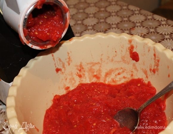 Помидоры натрите на терке, получив густой соус.