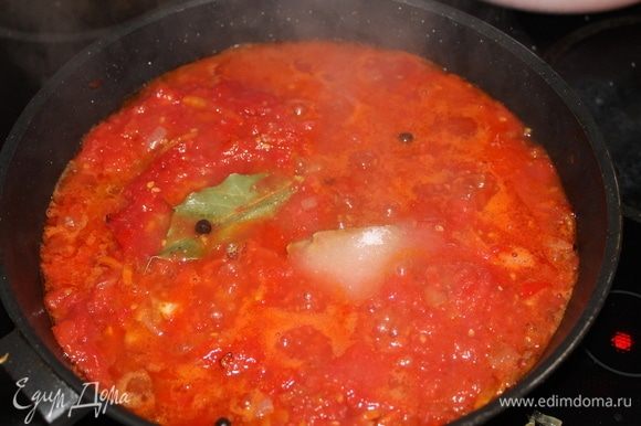 Добавьте к овощам томатный соус, специи, лавровый листик, соль и сахар. Доведите соус до необходимой густоты, в конце приготовления положите измельченный чеснок.