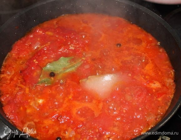 Добавьте к овощам томатный соус, специи, лавровый листик, соль и сахар. Доведите соус до необходимой густоты, в конце приготовления положите измельченный чеснок.