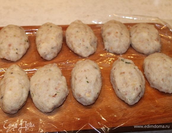 Из фарша  сформируйте продолговатые котлетки.