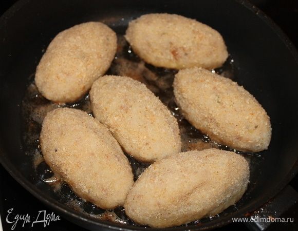 Обваляйте котлетки в панировочных сухарях и обжарьте.