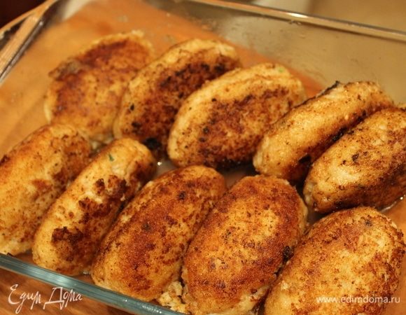 Готовые котлеты сложите в форму для запекания, залейте томатным соусом и доведите до готовности в духовом шкафу.