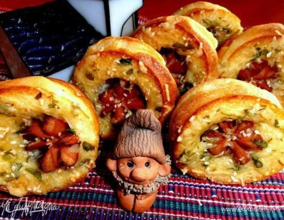 Рецепт здесь: https://www.edimdoma.ru/retsepty/46927-bulochki-sosiski-v-norke-na-olivkovom-masle