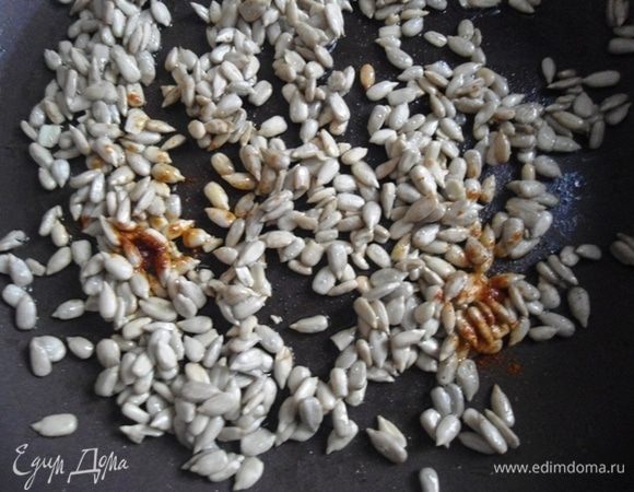 Приготовить пряные семечки. Обжарить на растительном масле семечки с добавлением перца чили острого.