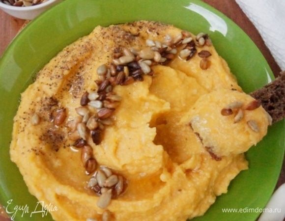 В миску выложить хумус, сбрызнуть маслом и посыпать семечками. Подавать с крекерами или хлебными палочками.