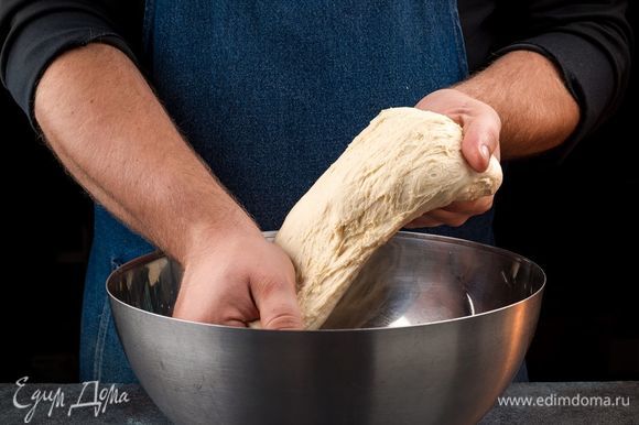 Когда тесто поднимется, вымесите его и растяните в лепешку толщиной 7 мм. Лучше тесто растянуть руками, а не раскатывать скалкой.