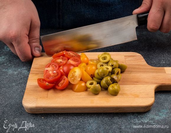 Нарежьте оливки, разрежьте помидоры черри на дольки. Натрите сыр на терке. 