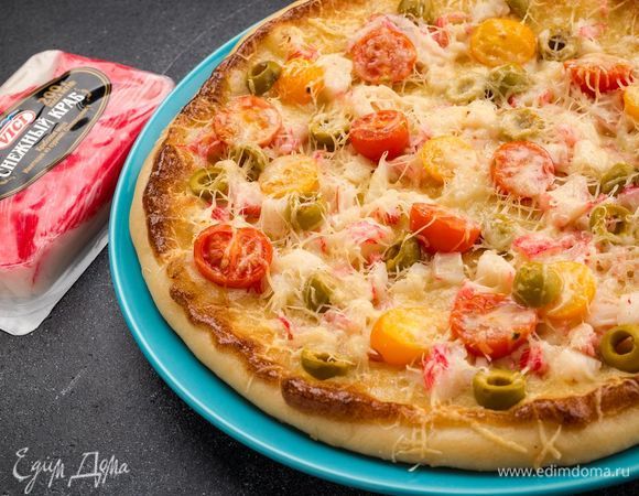 Выпекайте пиццу 20 минут при 200°С. Приятного аппетита!