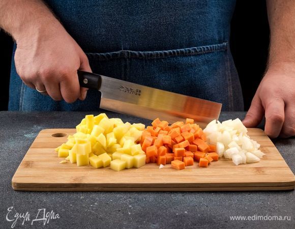 Лук мелко порубите, морковь нарежьте кубиками. Картофель очистите, нарежьте кубиками и залейте холодной водой на 20 минут, чтобы избавиться от лишнего крахмала.