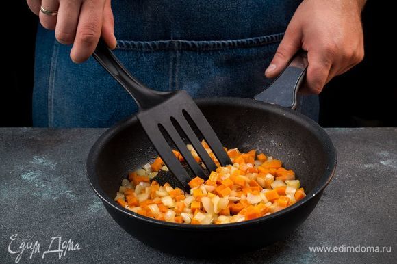 На сковороде разогрейте оливковое масло и пассеруйте лук с морковью до золотистого цвета.