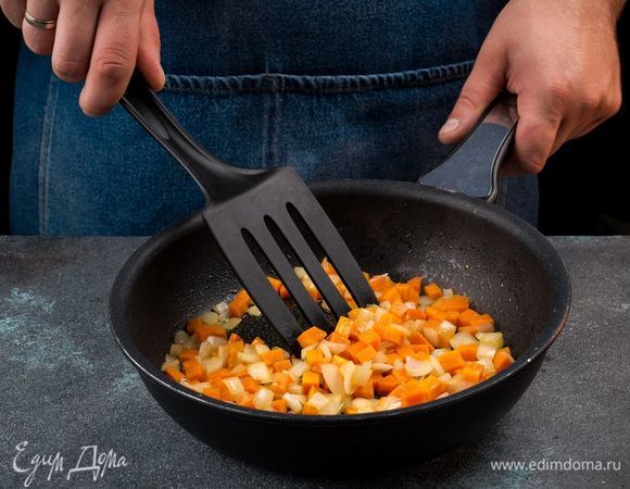 На сковороде разогрейте оливковое масло и пассеруйте лук с морковью до золотистого цвета.