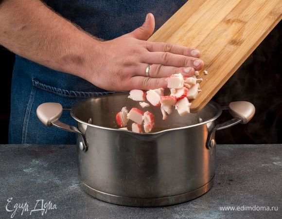 Как только картофель станет мягким, добавьте крабовые палочки в бульон. 