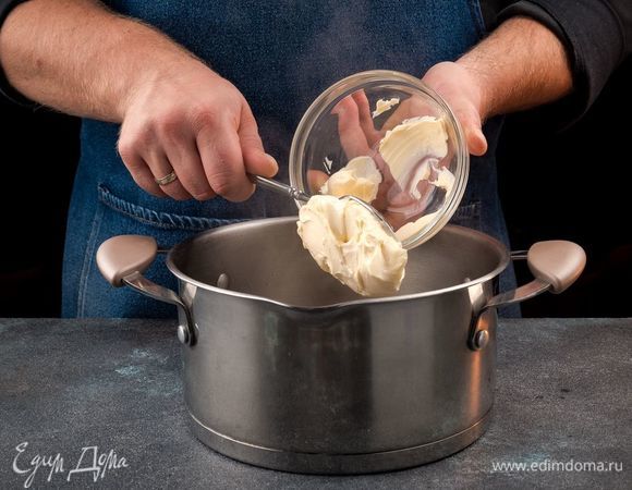 Налейте в кастрюлю 2 литра воды и доведите до кипения. Добавьте плавленый сыр и размешайте до полного его растворения. 