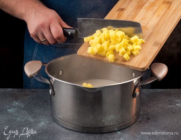 Добавьте картофель.