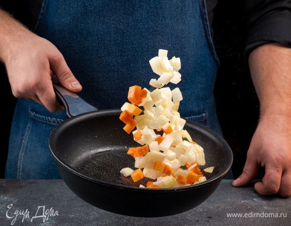 Лук и морковь поджарьте на оливковом масле до золотистого цвета.