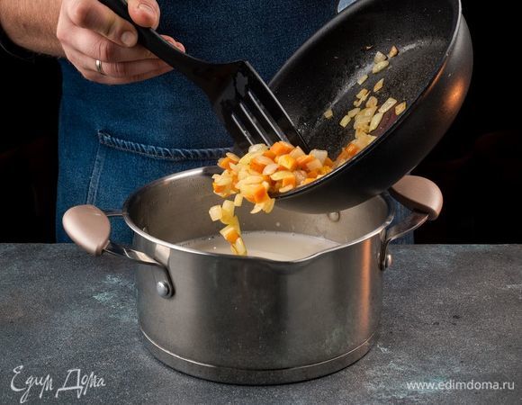 Когда картофель будет готов, добавьте поджаренные овощи, соль по вкусу. Проварите еще 5 минут.