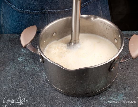 Снимите суп с огня, немного остудите и пюрируйте с помощью блендера. Верните на огонь на 3 минуты.