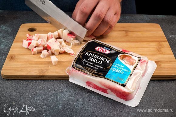 Крабовое мясо с натуральным крабом «Снежный краб» VIČI нарежьте кубиками. Укроп измельчите.