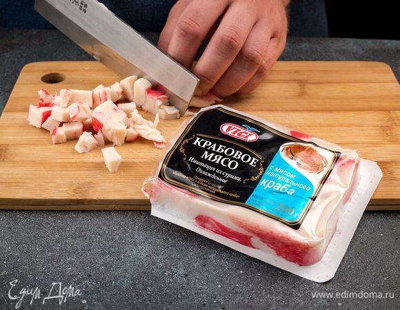 Крабовое мясо с натуральным крабом «Снежный краб» VIČI нарежьте кубиками. Укроп измельчите.