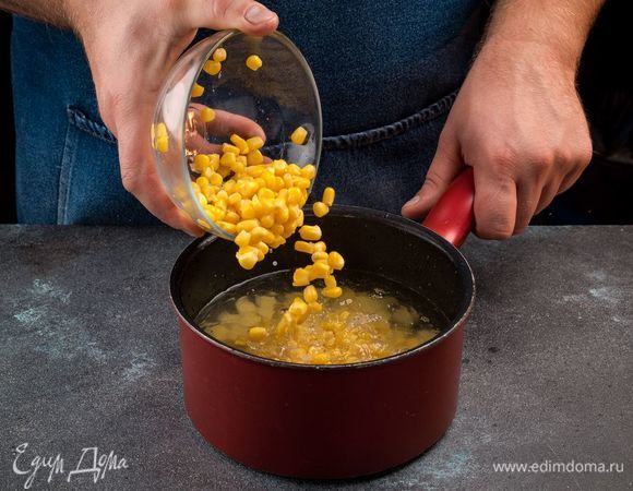 В сотейник положите картофель, налейте воды и доведите до кипения. Добавьте кукурузу (жидкость предварительно слить) и овощи, варите до готовности картофеля.