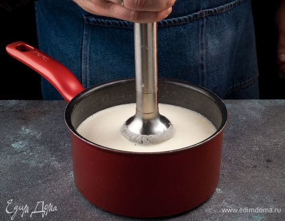 Когда картофель будет готов, пробейте суп в блендере со сливками. Верните полученную массу обратно в сотейник. Доведите до кипения.