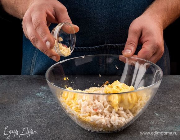 Все ингредиенты смешайте в глубокой емкости. Добавьте специи по вкусу и майонез. Хорошо перемешайте.