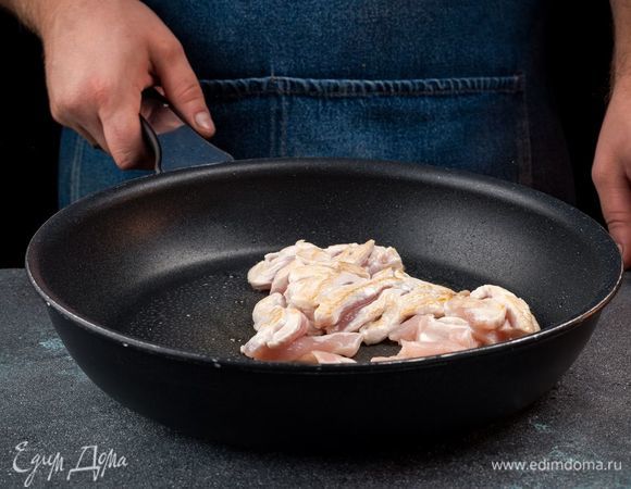 Добавьте специи по вкусу и обжарьте мясо на сильном огне в течение 7 минут. Охладите.