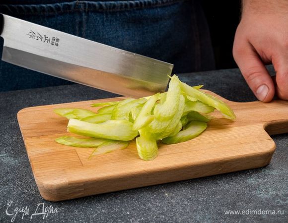 Нарежьте стебель сельдерея. 