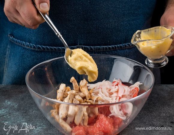 В салатнике смешайте все ингредиенты, заправьте майонезом, сверху посыпьте измельченным укропом. 