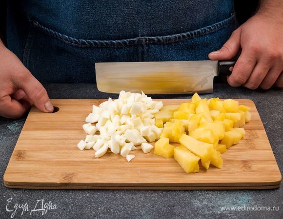 Отварите картофель и яйца. Картофель очистите и нарежьте кубиком, яйца также нарежьте кубиком.