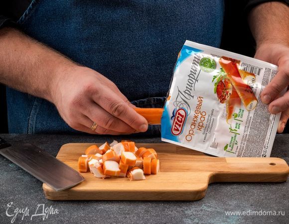 Крабовые палочки VIČI «Приорити» Оранжевый краб и зеленый лук нарежьте колечками.