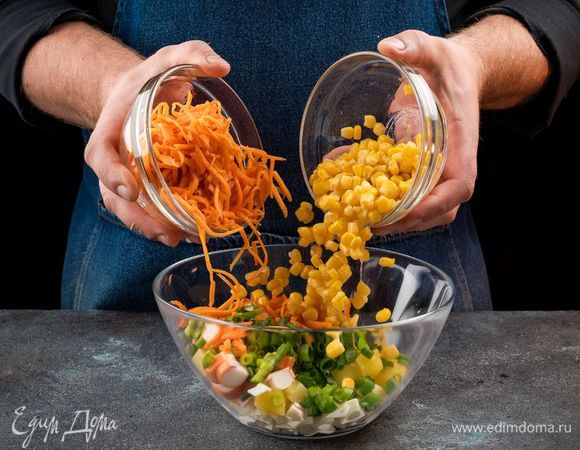 В салатнике смешайте все ингредиенты, добавьте морковь по-корейски и кукурузу. 