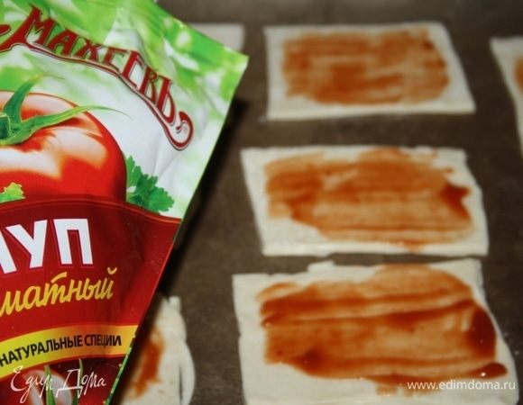 Смазать томатным кетчупом ТМ «Махеевъ».