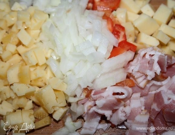 Все ингредиенты для начинки рубим кубиком.