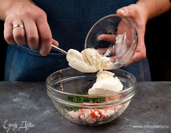 Смешайте крабовые палочки, творожный сыр, укроп, добавьте специи по вкусу. 