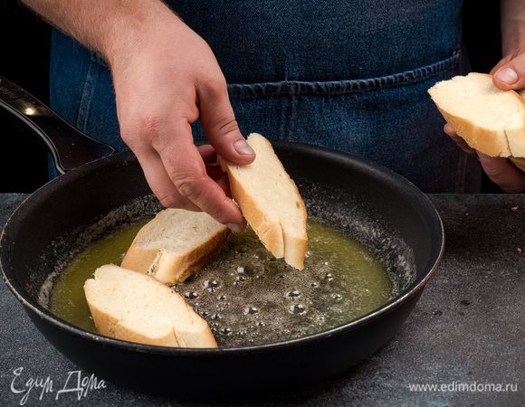 Багет нарежьте, сливочное масло растопите. Обмакните каждый кусочек багета с двух сторон в сливочное масло.