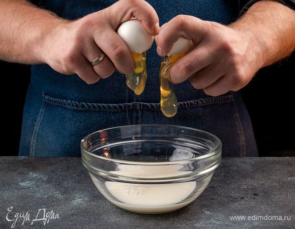 Приготовьте заливку. Для этого взбейте слегка молоко с яйцами, посолите. 