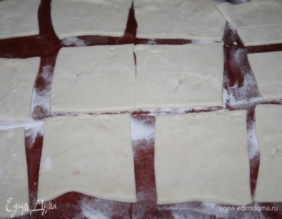 Тесто немного раскатать и нарезать кусочками.