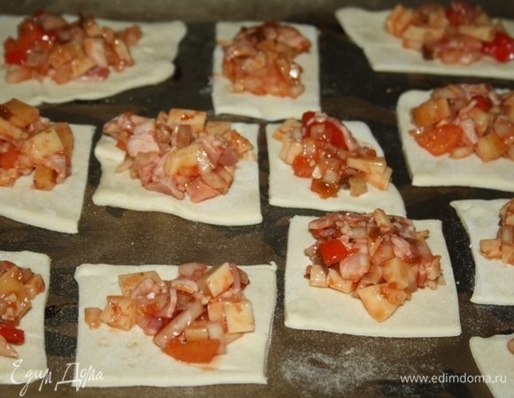 Выложить по 1,5 ст. л. начинки на кусочки теста.