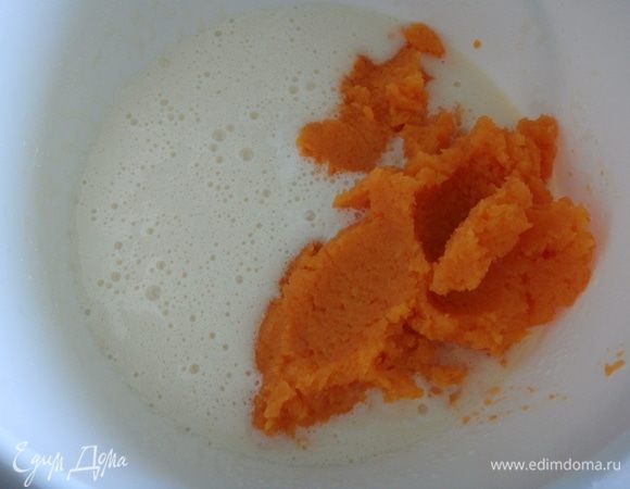 Яйцо взбить с сахаром и подсолнечным маслом в течение 3-х минут. Добавить тыквенное пюре и молоко, перемешать.