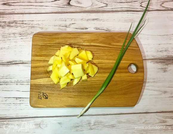Манго очищаем, нарезаем крупным кубиком.