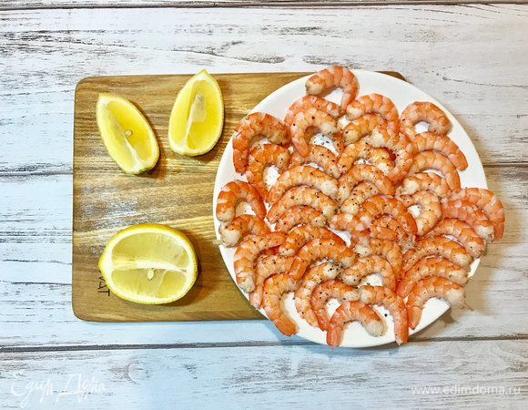 Креветки выложила на тарелку, просушила бумажным полотенцем. Посыпала черным молотым перцем и морской солью.