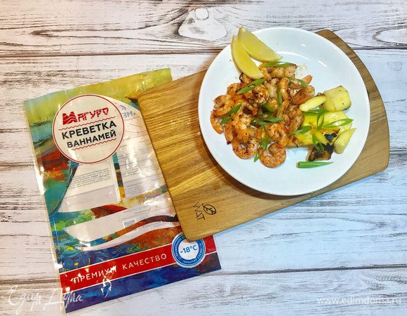 И креветки, и манго выкладываем на тарелку. Нарезаем зеленый лук, посыпаем все блюдо. Лимонным соком сбрызгиваем креветки по вкусу.