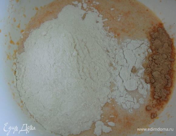 Добавить просеянную с разрыхлителем муку и имбирь. Взбить миксером в течение 2-х минут.
