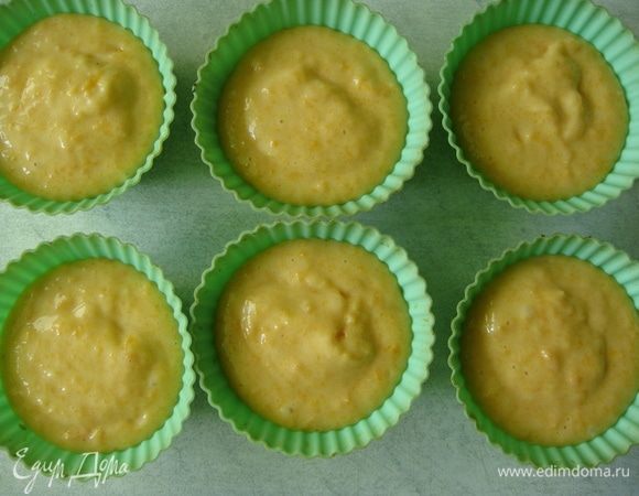 Разложить тесто по силиконовым формочкам. Выпекать в разогретой до 180°С духовке 30-35 минут. Готовые кексы остудить.