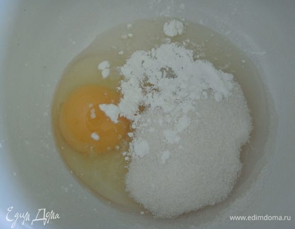 Для крема соединить в сотейнике яйцо, сахар и крахмал, взбить венчиком 2 минуты.